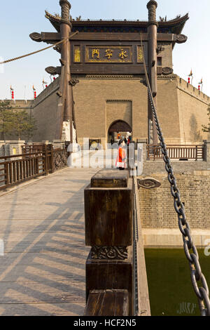 Xian porte de l'Est pont-levis à l'entrée des murs de la ville, du Shaanxi, Chine Banque D'Images