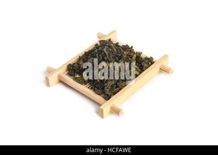 Plateau de service en bambou avec Oolong Tie Guan Yin, isolé sur fond blanc Banque D'Images