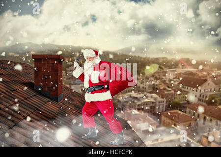 Image composite de santa marcher avec son sac et Bell Banque D'Images