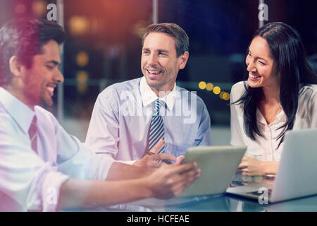 Smiling businessman discuter avec vos collègues Banque D'Images