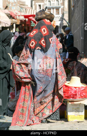 Sana, Yémen - 19 janvier 2008 : les femmes portant la burqa et balade sur le marché de vieux Sana sur le Yémen Banque D'Images