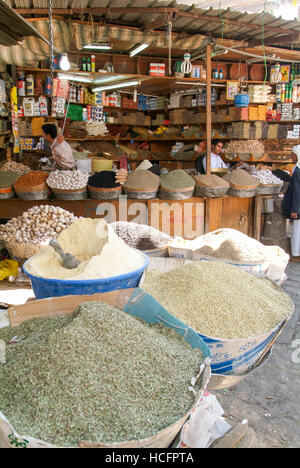 Sana, Yémen - 19 janvier 2008 : les personnes vendant des épices sur le marché de vieux Sana sur le Yémen Banque D'Images