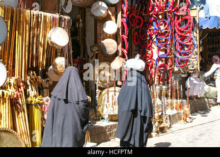 Sana, Yémen - 19 janvier 2008 : les femmes portant la burqa et balade sur le marché de vieux Sana sur le Yémen Banque D'Images