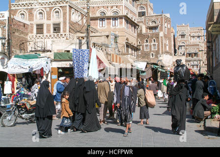 Sana, Yémen - 19 janvier 2008 : les femmes portant la burqa et balade sur le marché de vieux Sana sur le Yémen Banque D'Images