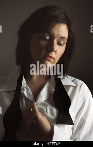Portrait d'une jeune femme portant une chemise blanche surdimensionnée mans et Bow Tie Banque D'Images