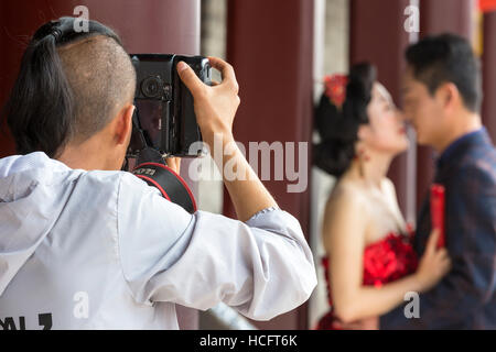 Photo de mariage avec mariée chinoise sur les murs de la ville de Xian, Shaanxi, Chine Banque D'Images