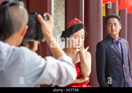 Photo de mariage avec mariée chinoise sur les murs de la ville de Xian, Shaanxi, Chine Banque D'Images