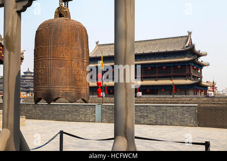 Clocher et tour de guet sur les murs de la ville de Xian, Xian, Chine Banque D'Images