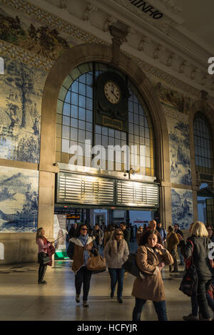 La gare de São Bento, 1905-1916 par José da Silva, azulejos de Jorge Colaço, Praça Almeida Garrett Porto Portugal Banque D'Images