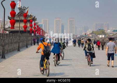 Les touristes à pied et à vélo sur les remparts de la ville de Xian, Shaanxi, Chine Banque D'Images