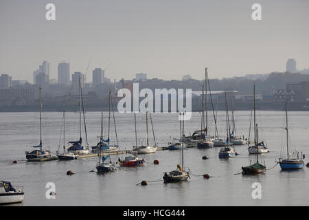 Yachts amarrés dans la Tamise à North Greenwich. À la rivière vers le bas en direction de Woolwich Banque D'Images