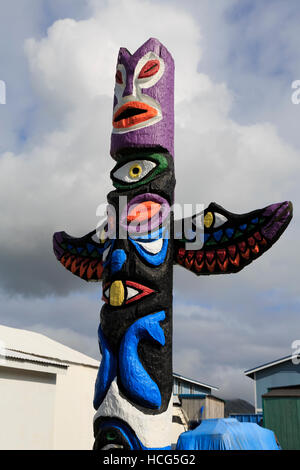 Totem, Ville d'Unalaska, Îles Aléoutiennes, Alaska, USA Banque D'Images