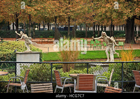 Couleurs automnales au Jardin des Tuileries, l'un des plus célèbres jardins - parcs de Paris, France. Banque D'Images