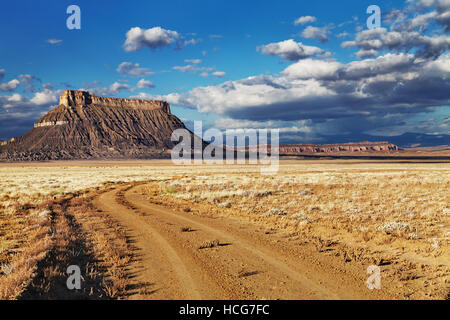 Factory Butte, à sommet plat, isolé dans la montagne de grès du désert de l'Utah, USA Banque D'Images