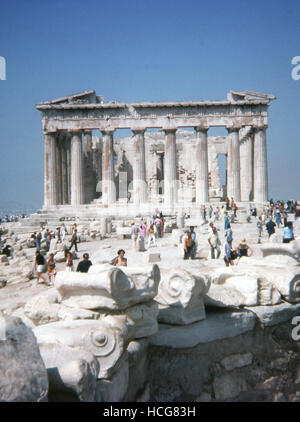 Cette photo, prise vers 1990, montre une vue de face de l'Acropole à Athènes, Grèce. L'Acropole à Athènes, en Grèce, est un affleurement de roches utilisées dans les temps anciens comme un centre religieux. En vertu de la cinquième-siècle avant J.-C., Périclès homme d'l'époque de l'âge d'or d'Athènes, le temple dédié à la déesse Athéna, le Parthénon, a été construit. Banque D'Images