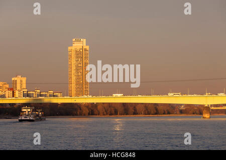 Allemagne, Cologne, le Zoo pont sur le Rhin et le gratte-ciel. Colonia-House Banque D'Images