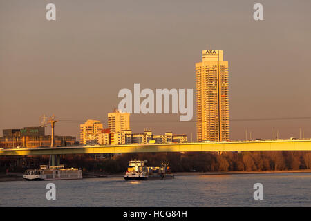 Allemagne, Cologne, le Zoo pont sur le Rhin et le gratte-ciel. Colonia-House Banque D'Images