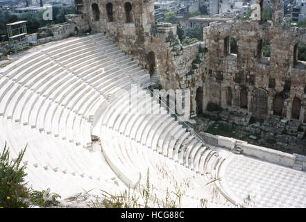 Cette photo, prise vers 1990, montre une façade du Théâtre de l'Acropole à Athènes, Grèce. Le théâtre est connu comme Odéon d'Hérode Atticus ou Herodeon. Cette structure en pierre, qui avait une capacité de 5 000, a été construit en 161 après J.C. par un riche nommé athénien Hérode Atticus, en mémoire de son épouse, Aspasia Annia Regilia, qui était un parent éloigné de l'empereur romain Hadrien, et d'autres empereurs romains. L'Acropole à Athènes, en Grèce, est un affleurement de roches utilisées dans les temps anciens comme un centre religieux. En vertu de la cinquième-siècle avant J.-C., Périclès homme d'l'époque de l'âge d'or d'Athènes, t Banque D'Images