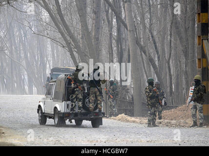 Cachemire, Inde. Le 08 mai 2016. Soldats paramilitaires indiennes se tenir près de la rencontre d'alerte dans le sud du Cachemire site Bijbehara quelque 55 kilomètres de Srinagar, la capitale d'été du Cachemire sous contrôle indien. Une féroce bataille d'armes à feu entre les forces gouvernementales et les militants présumés ont fait rage dans la zone sud de Arwani Bijbehara du Cachemire où un civil a été tué. Credit : Faisal Khan/Pacific Press/Alamy Live News Banque D'Images