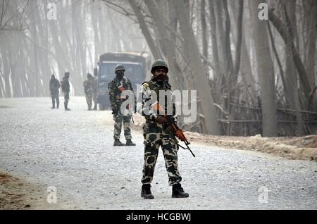 Cachemire, Inde. Le 08 mai 2016. Soldats paramilitaires indiennes se tenir près de la rencontre d'alerte dans le sud du Cachemire site Bijbehara quelque 55 kilomètres de Srinagar, la capitale d'été du Cachemire sous contrôle indien. Une féroce bataille d'armes à feu entre les forces gouvernementales et les militants présumés ont fait rage dans la zone sud de Arwani Bijbehara du Cachemire où un civil a été tué. Credit : Faisal Khan/Pacific Press/Alamy Live News Banque D'Images