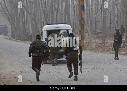 Cachemire, Inde. Le 08 mai 2016. Les policiers indiens se précipiter vers la rencontre site dans le sud du Cachemire Bijbehara quelque 55 kilomètres de Srinagar, la capitale d'été du Cachemire sous contrôle indien. Une féroce bataille d'armes à feu entre les forces gouvernementales et les militants présumés ont fait rage dans la zone sud de Arwani Bijbehara du Cachemire où un civil a été tué. Credit : Faisal Khan/Pacific Press/Alamy Live News Banque D'Images