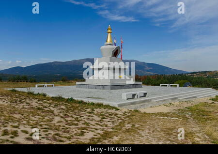 Voir stupa bouddhiste de Sofia au centre de retraite Plana - Diamondway Buddhism près de la Bulgarie par le Vitocha, Rila, Pirin, Balkan Banque D'Images