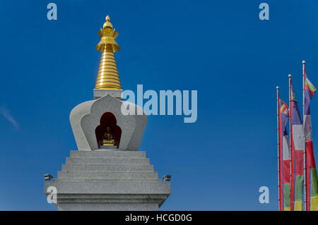 Vue rapprochée du stupa bouddhiste Sofia au centre de retraite Plana - Diamondway Buddhism près de la Bulgarie par le Vitocha, Rila, Pirin Banque D'Images