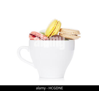 Macarons colorés dans la cuvette. Macarons sucrés. Isolé sur fond blanc Banque D'Images