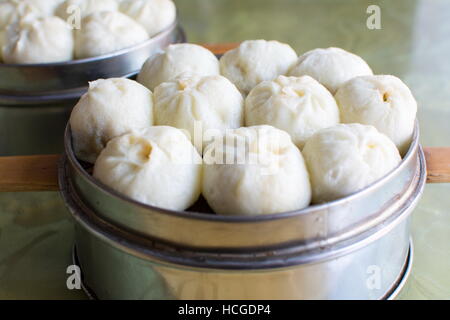 Viande aux Chinois à la vapeur baozi dans un bol Banque D'Images