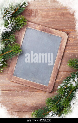 Tableau de Noël et de sapin avec de la neige sur la table en bois. Vue de dessus avec l'exemplaire de l'espace pour votre texte Banque D'Images