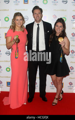 30 Nov 2016 - Le joueur de hockey Georgie Twigg (L), et joueur de hockey de l'équipe Laura Unsworth fréquentant Go Ball à Battersea Evolution à Londres, Engla Banque D'Images