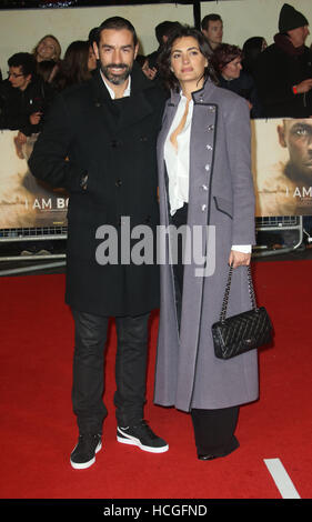 Nov 28, 2016 - Robert Pires et son épouse Jessica Lemarie assister à 'JE SUIS' vis Première mondiale à Odeon Leicester Square à Londres, Angleterre, RU Banque D'Images