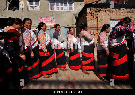 Katmandou, Népal. Le 08 mai 2016. Les dévots népalais dans une tenue traditionnelle arrive à offrir puja rituel durant la célébration de l'Bishnudevi Jatra/Festival célébré Panga, Kirtipur, Katmandou, Népal le Jeudi, Décembre 08, 2016. C'est la partie de la célèbre "Saat Gaule Jatra" célébrée chaque année marquant l'arrivée de l'hiver. Jatras et festivals font partie de la vie de communauté Newar. Credit : Narayan Maharjan/Pacific Press/Alamy Live News Banque D'Images