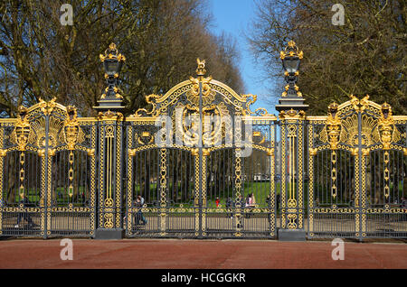 Canada Gate (Maroto Gate) fait partie de l'Queen Victoria Memorial scheme à Londres, au Royaume-Uni. Au-delà de Green Park Banque D'Images