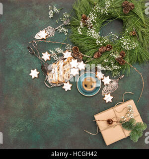 Gâteau de Noël Stollen, star cookies, café et de décoration. Contexte alimentaire vacances Banque D'Images