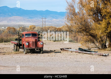 Un vieux camion rouge abandonnés sur un lot vide dans le Nouveau Mexique, NM, États-Unis d'Amérique. Banque D'Images