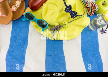 Accessoires d'été sur serviette de plage vue d'en haut Banque D'Images