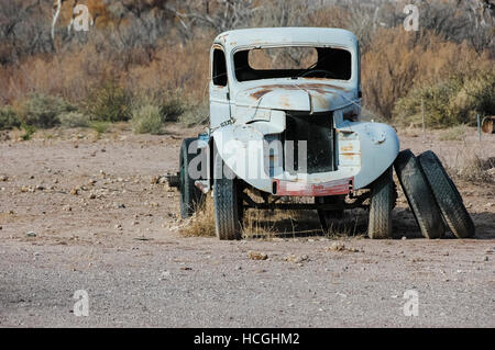 Vue de face d'un vieux camion bleu abandonné sur un lot vide dans le Nouveau Mexique, NM, États-Unis d'Amérique. Banque D'Images