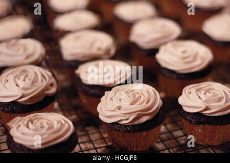 Crème Beurre cupcakes dépoli sur rack - prêt pour l'anniversaire ou autre célébration Banque D'Images