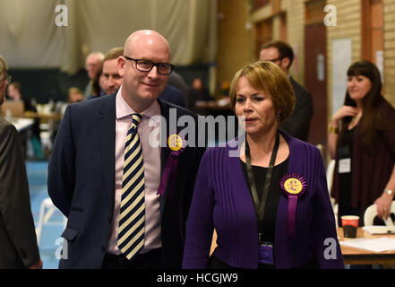 Leader de l'UKIP Paul Nuttall (à gauche) et la candidate Victoria Ayling (droite) d'attendre les résultats à l'un Nk à North Hykeham, Lincolnshire, d'une élection partielle déclenchée par la démission du député conservateur Stephen Phillips. Banque D'Images