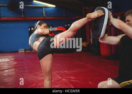 Boxer pratiquant avec formateur Banque D'Images