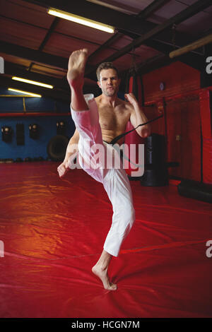 Joueur pratiquant le kickboxing karaté Banque D'Images