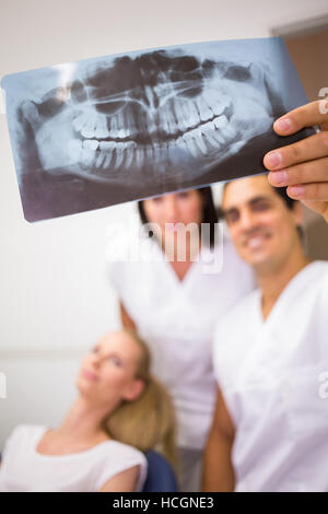 Dentistes à discuter sur le rapport de radiographie dentaire Banque D'Images