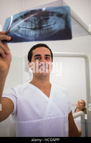 Dentiste à la recherche de plaque dentaire à rayons x Banque D'Images