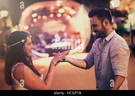 Heureux couple dancing in club Banque D'Images