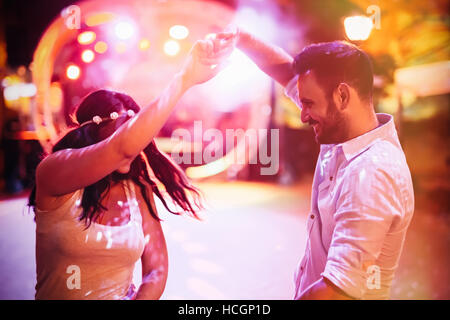 Heureux couple dancing in club Banque D'Images