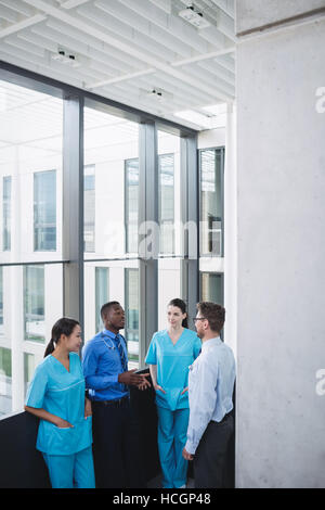 Les médecins et infirmières en interaction les uns avec les autres Banque D'Images