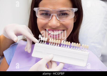 Dentiste examinant female patient avec dents de nuances Banque D'Images