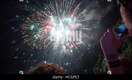 Woman enjoying fireworks et prenant des photos de la célébration Banque D'Images