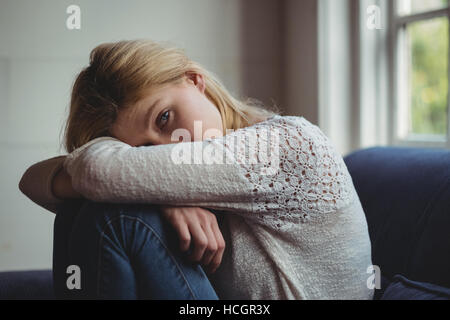 Magnifique Portrait woman sitting on sofa in living room Banque D'Images